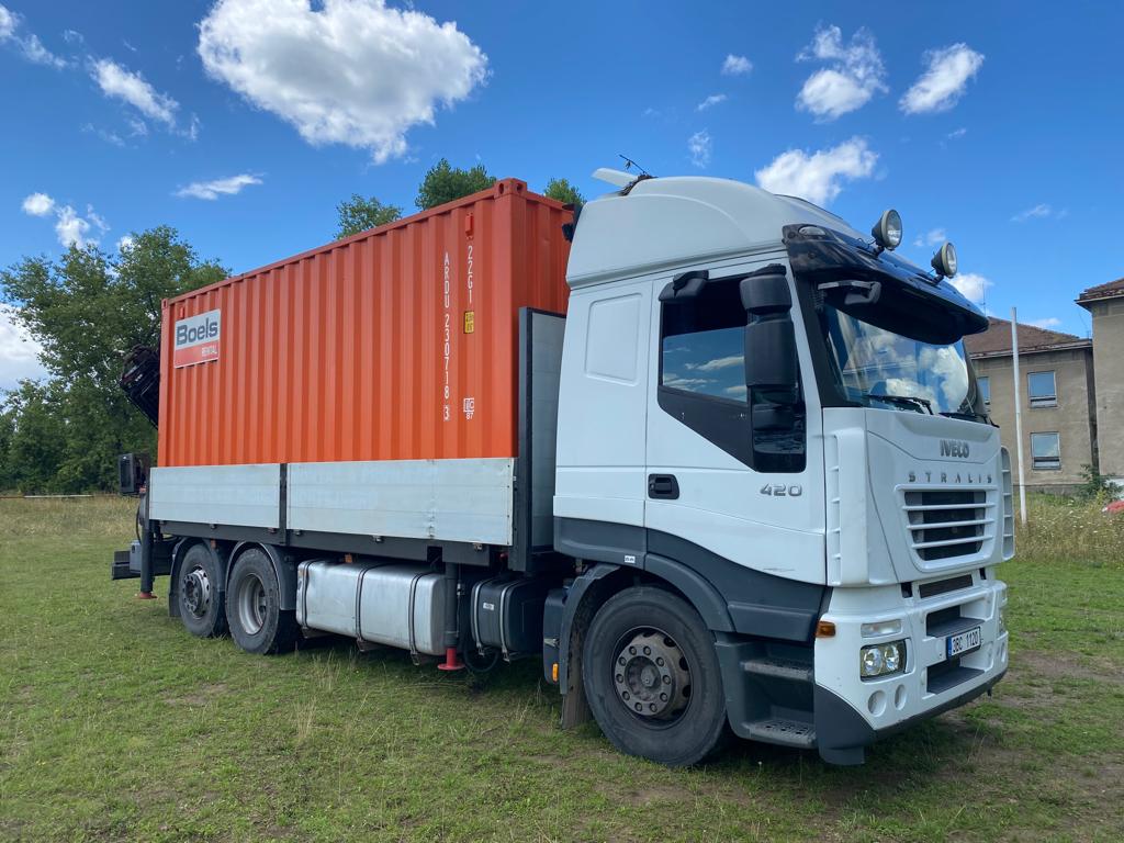 Nákladní automobil Iveco Stralis s naloženým kontejnerem