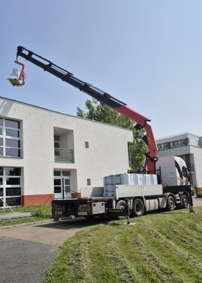 Nakladni-auto-s-hydraulickou-rukou-pri-vykladce-nakladu