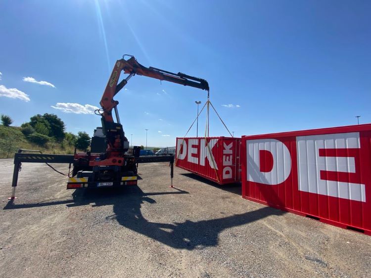 Speciál s hydraulickou rukou nakládá kontejner