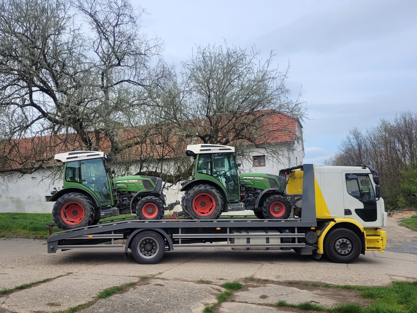 Přepravní speciál s nákladem dvou traktorů