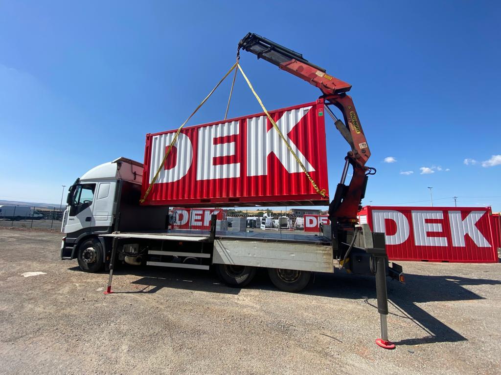 Nákladní speciál Iveco Stralis při nakládce kontejteru pomocí hydraulické ruky