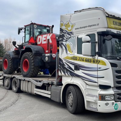 Nákladní auto převáží stavební stroj nakladač čelní kloubový